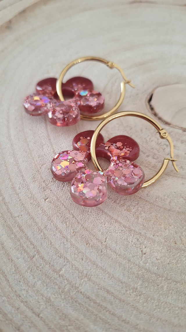 Boucles d'oreilles créoles fleurs bordeau/paillettes roses 