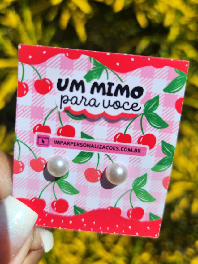 Kit Brincos Meia Pérola 6mm -  Hipoalergênicos + Tag Personalizada ( CEREJINHA)