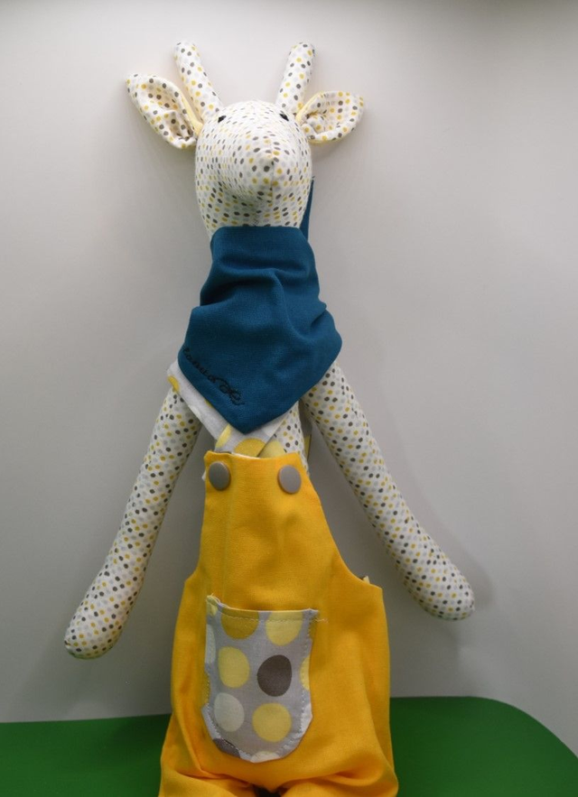 Giraffe Max mit Latzhose und Halstuch