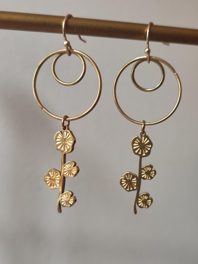 Z-fleurs de pissenlit et cercles pour ces boucles d&#039;oreilles en acier inoxydable doré -sans nickel, pièce unique 