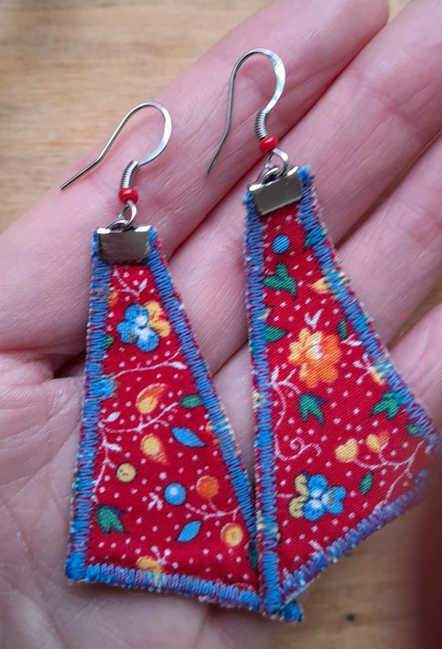 A- Boucles d'oreilles Triangles rouges liberty