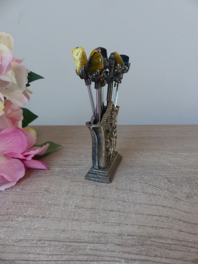 Service Apéritif Ancien en Métal Argenté – Ensemble de Pics Canapés Décoratifs Guerriers avec Motif en Bas-Relief, Épées et Couronnes