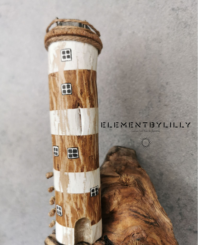 Phare côtier en bois flotté
