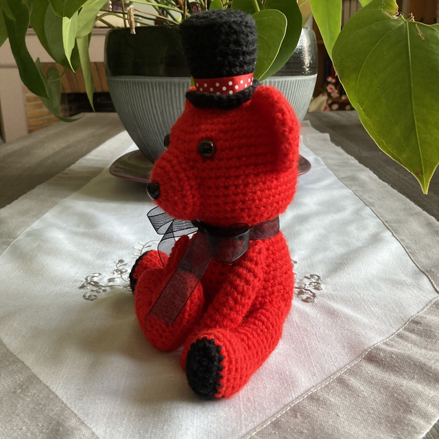 Peluche Teddy l'ourson rouge au crochet