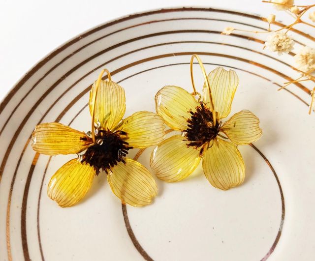 Pendientes de flores amarillas silvestres