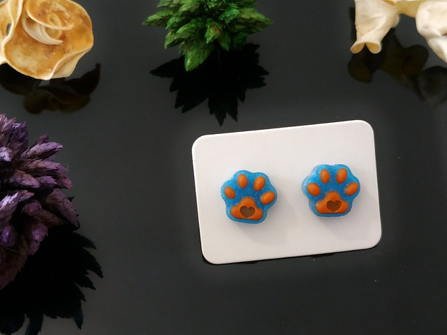 Boucles d'oreilles clous patte de chat bleu - rouge