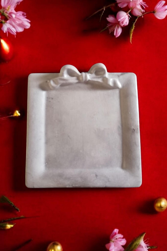 Petit plateau artisanal avec decoration noeud