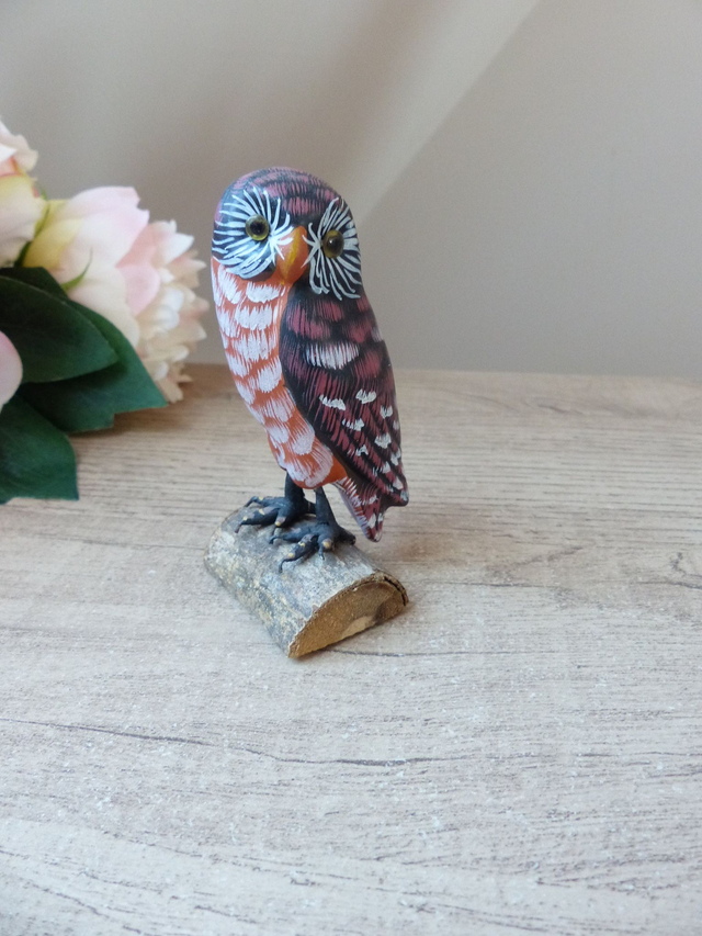 Petite chouette vintage sculptée en bois – Peinte à la main, yeux en verre, socle en écorce naturelle – Décoration campagne et porte-bonheur