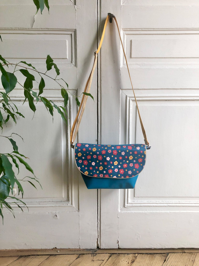 Sac Bandoulière - FLEURS turquoise et intérieur jaune