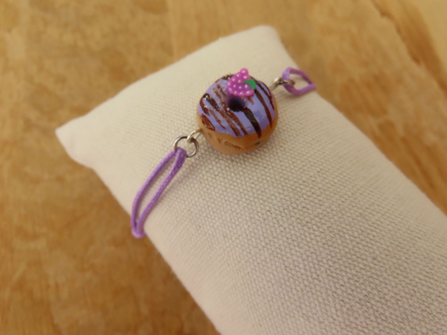 Donut à la violette et coulis chocolat