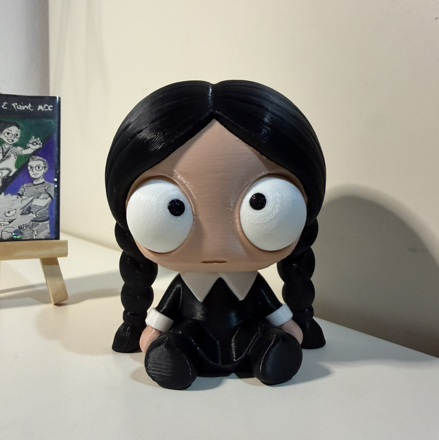 Mercolediana la Mercoledi Addams con occhi mobili