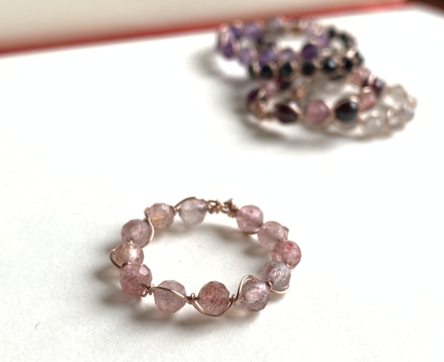 Bague en or rose laminé (Goldfilled) habillée de Quartz Fraise naturelles (Aventurine rose)