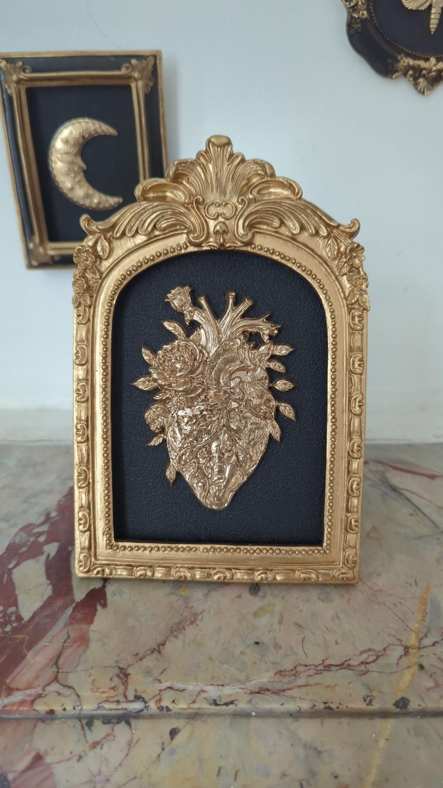 Cadre en arche dorée - cœur anatomique floral