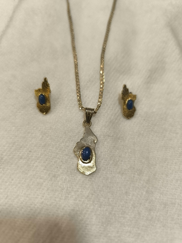 Parure carte Madagascar avec point bleu 