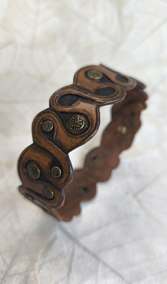 Chocker païen en cuir repoussé