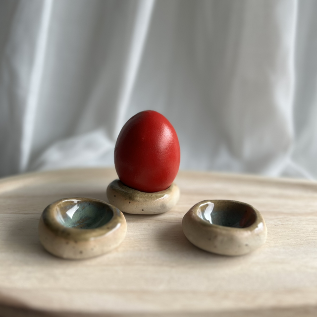 Eierbecher mit braun-tükiser Glasur