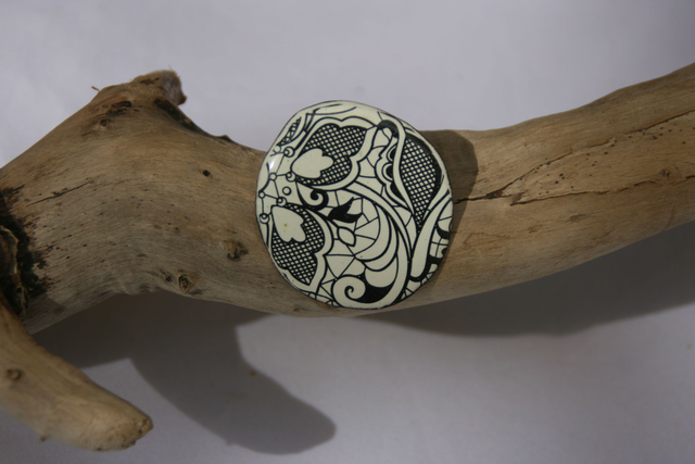 Broche blanche dentelle noire