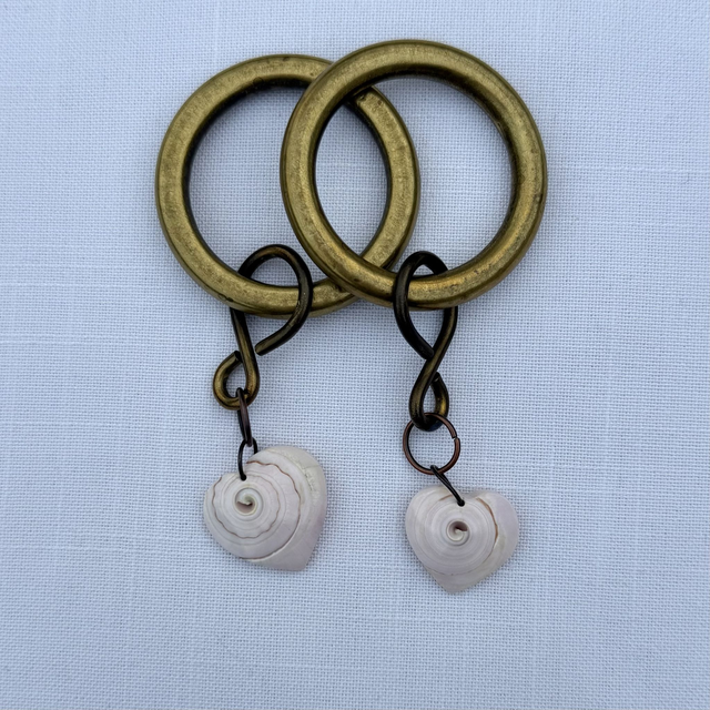 Messing servetring met schelphartje