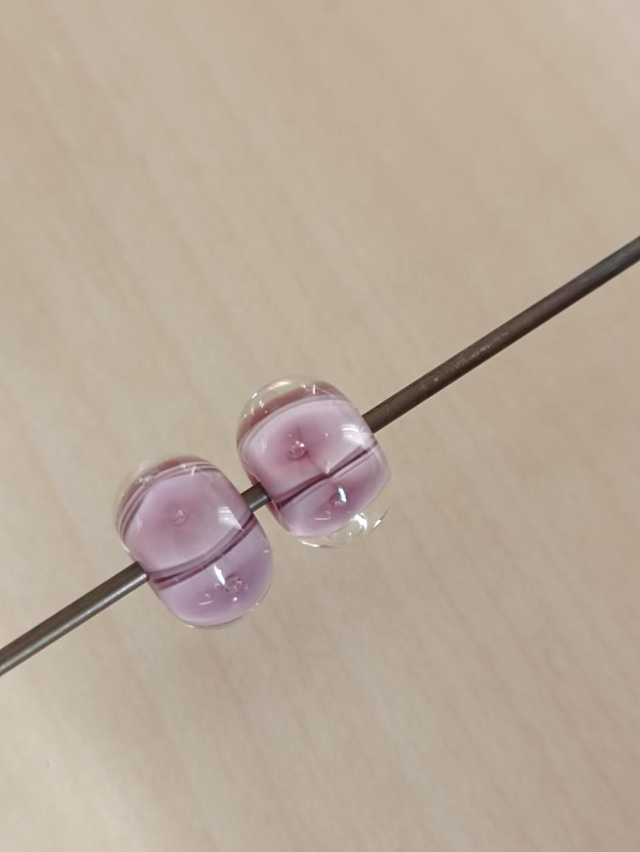 Paire de Perles en verre violette 