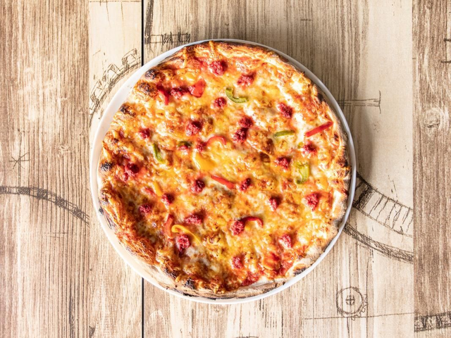 05.Orientale : Base tomate, mozzarella, emmental français, merguez de la boucherie et poivrons.🥩🫑