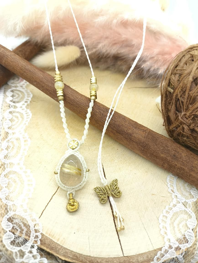 Collier léger en micro macramé avec quartz rutile doré 