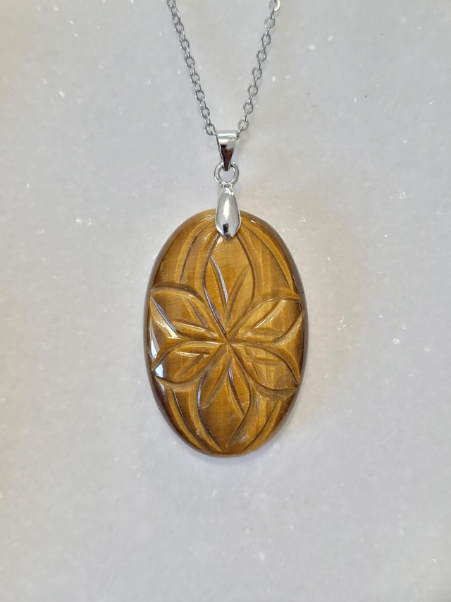 Pendentif Oeil de tigre gravé 