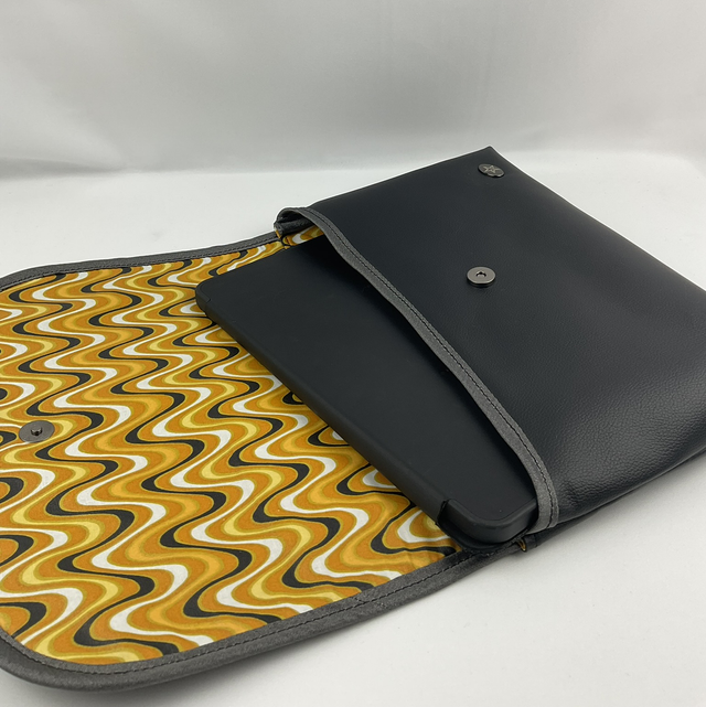 Housse Tablette – Noir & Rabat Texturé Acier