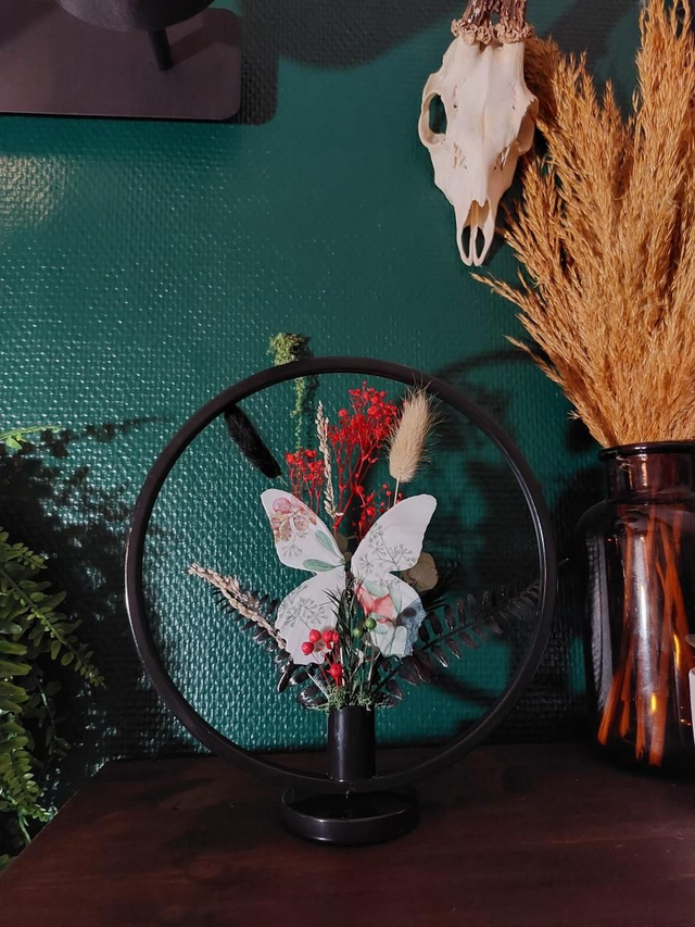Décoration avec papillon et fleurs rouge et vert
