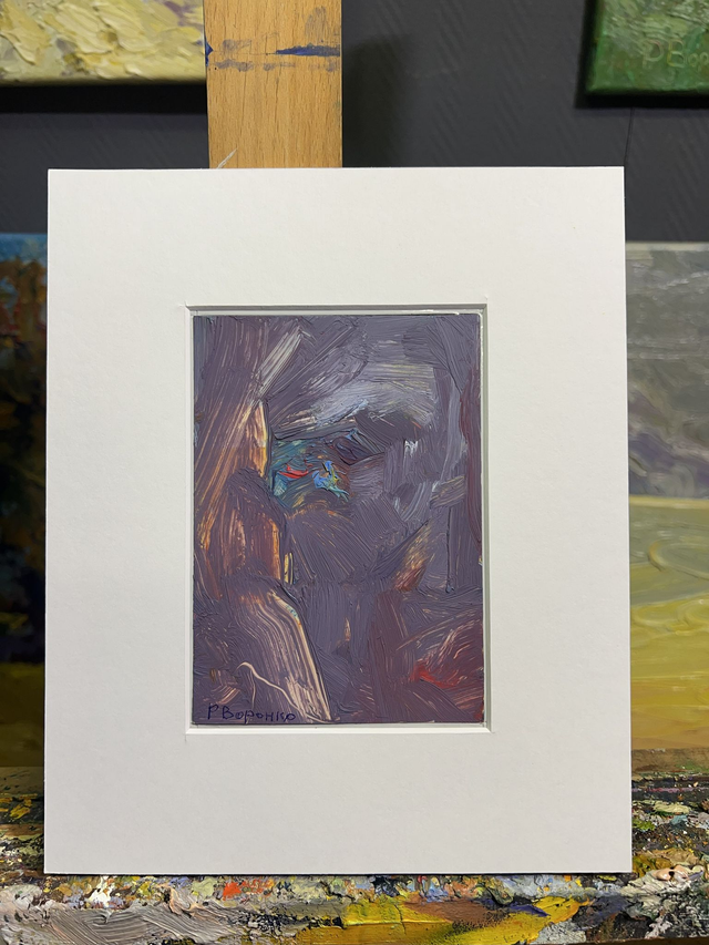 Fragment 805 „Zwischen Licht und Stille“ von Rostyslav Voronko, Öl auf Karton, 2024 – Gesicht in Violett und Ocker, still und leuchtend.
