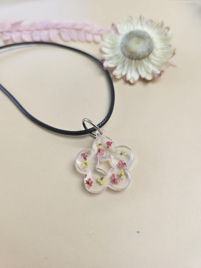 Pendentif en résine - Fleurs rouges et jaunes