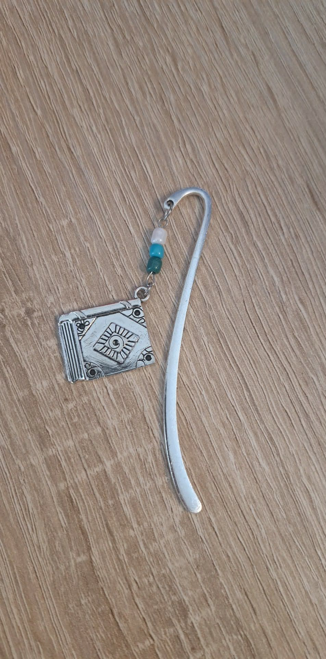 Marque-page fait main en métal avec breloque livre et perles bleues