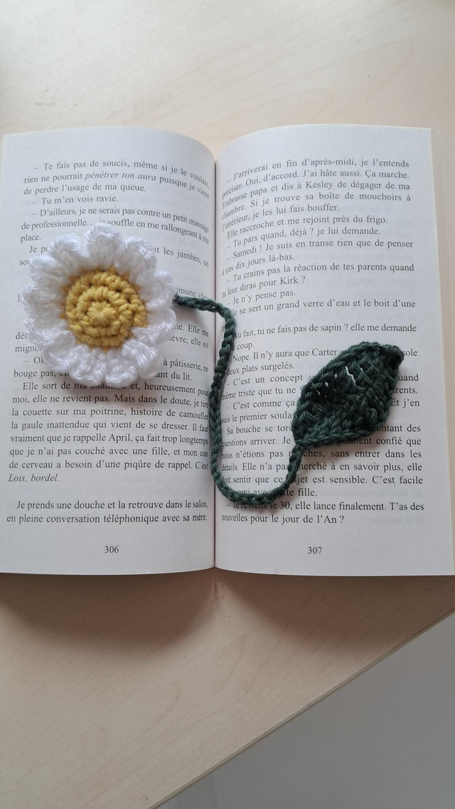 Marque page marguerite blanche livre de poche 