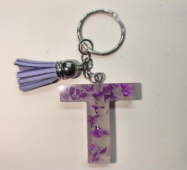 Porte clés initiale "T" mauve nacré et feuilles fuschia 