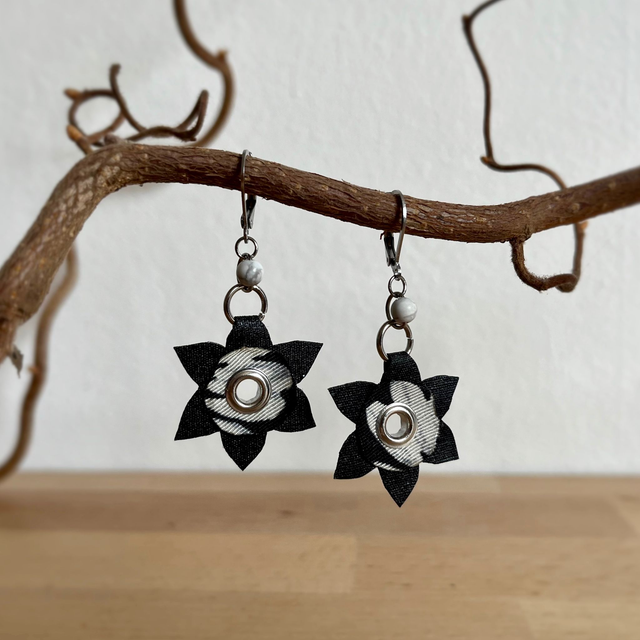 Fleurs du Crépuscule - Howlite blanche, tissu coton noir