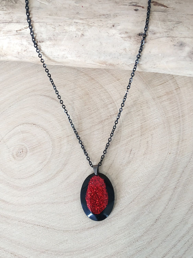 Collier noir ovale rouge pailleté