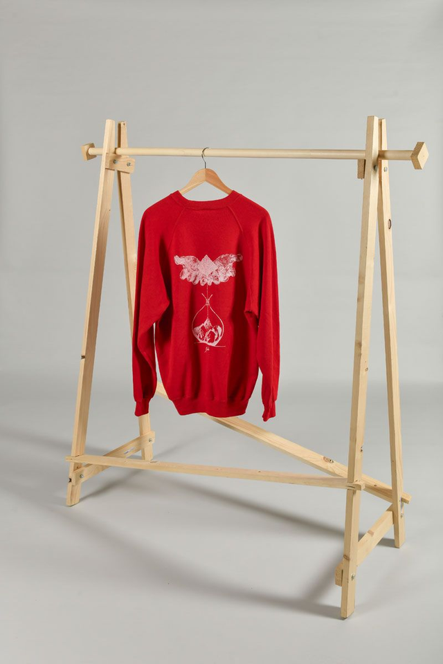 Sweat rouge Jerzees seconde main sérigraphié – Œuvre main en sablier