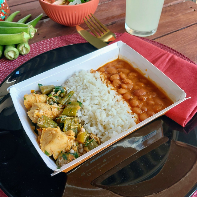 Frango com quiabo + Arroz e Feijão