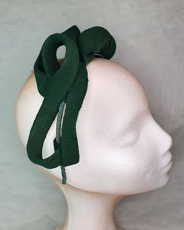 Ino tocado fascinator fieltro de lana verde inglés