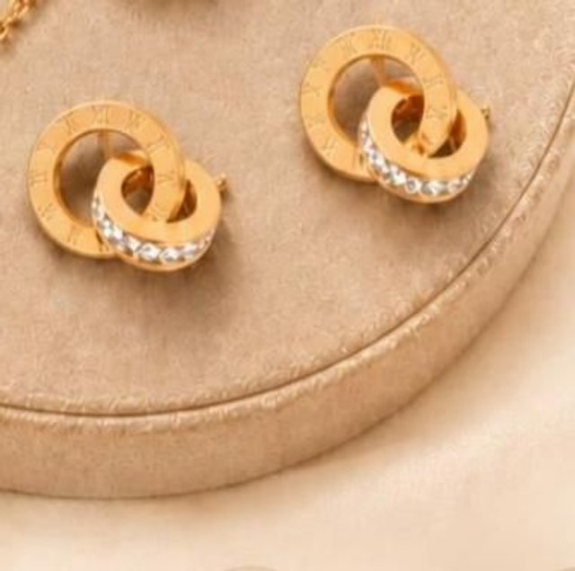 Boucles d'Oreilles Anneaux Entrelacés Chiffres Romains – Doré &amp; Strass