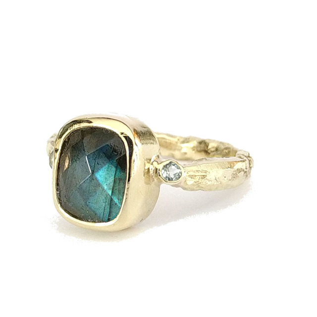 Gouden ring met labradoriet en aquamarijn