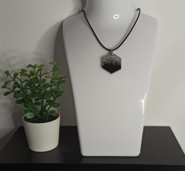 Pendentif noir et argenté CO020