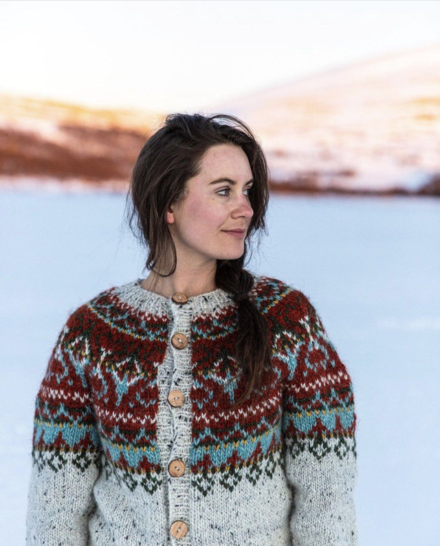 Alasuq Cardigan Kit - Col 01 (Light Grey Tweed Álafosslopi) - Wool & Pattern - Linka Neumann