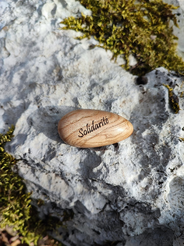 Caillou en Bois de Frêne Olivier "Solidarité"