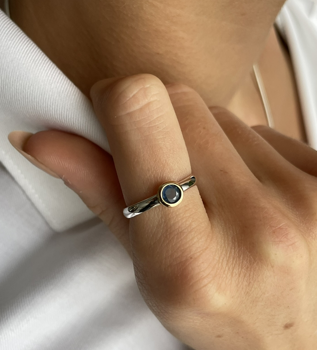 Bague classique argent, or et saphir.