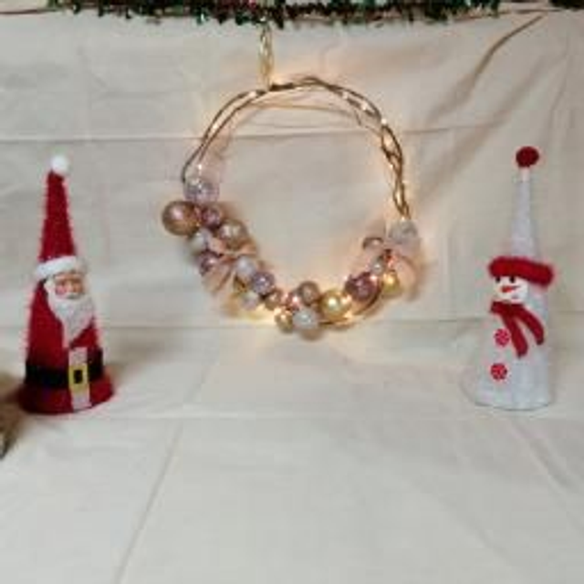 Élégance naturelle: Couronne de Noël en lierre avec décorations or et rose poudré