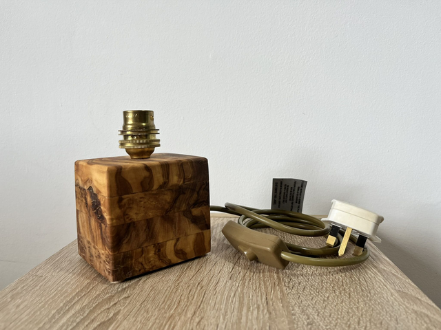 Retro-style table lamp made of olive wood with a brass holder.