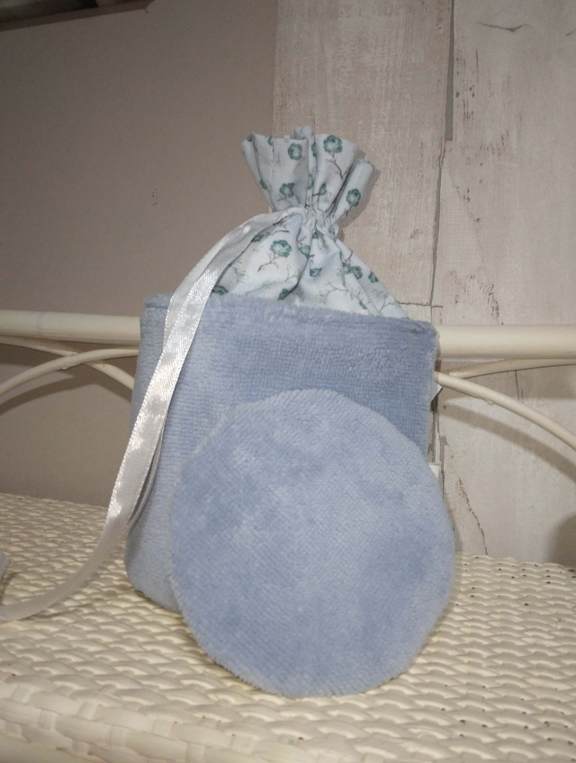 Un pochon cousu main + 7 lingettes lavables en éponge bambou bleu clair & coton fleuri