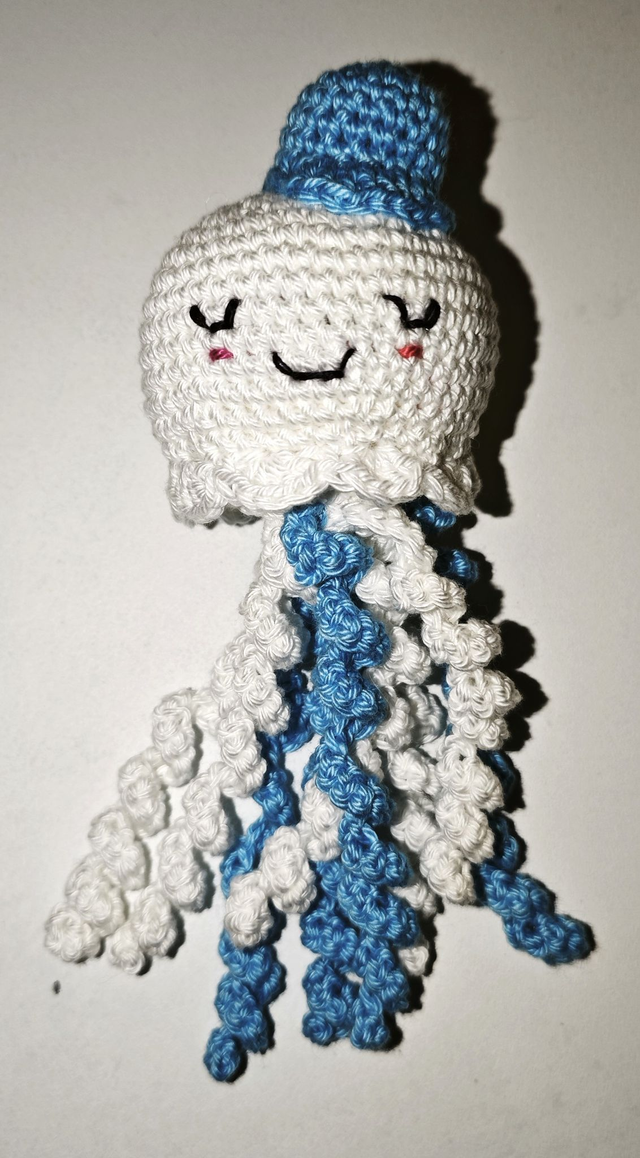 Pieuvre bleue et blanche