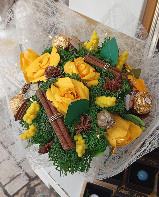 Bouquet rond mimosa éternel semi naturel mousse d'Island,(fleurs,feuilles papiers tergal)