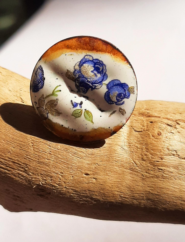 Bague blanche dorée fleurs bleues